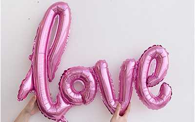 Фольгированная надпись розовая «LOVE»